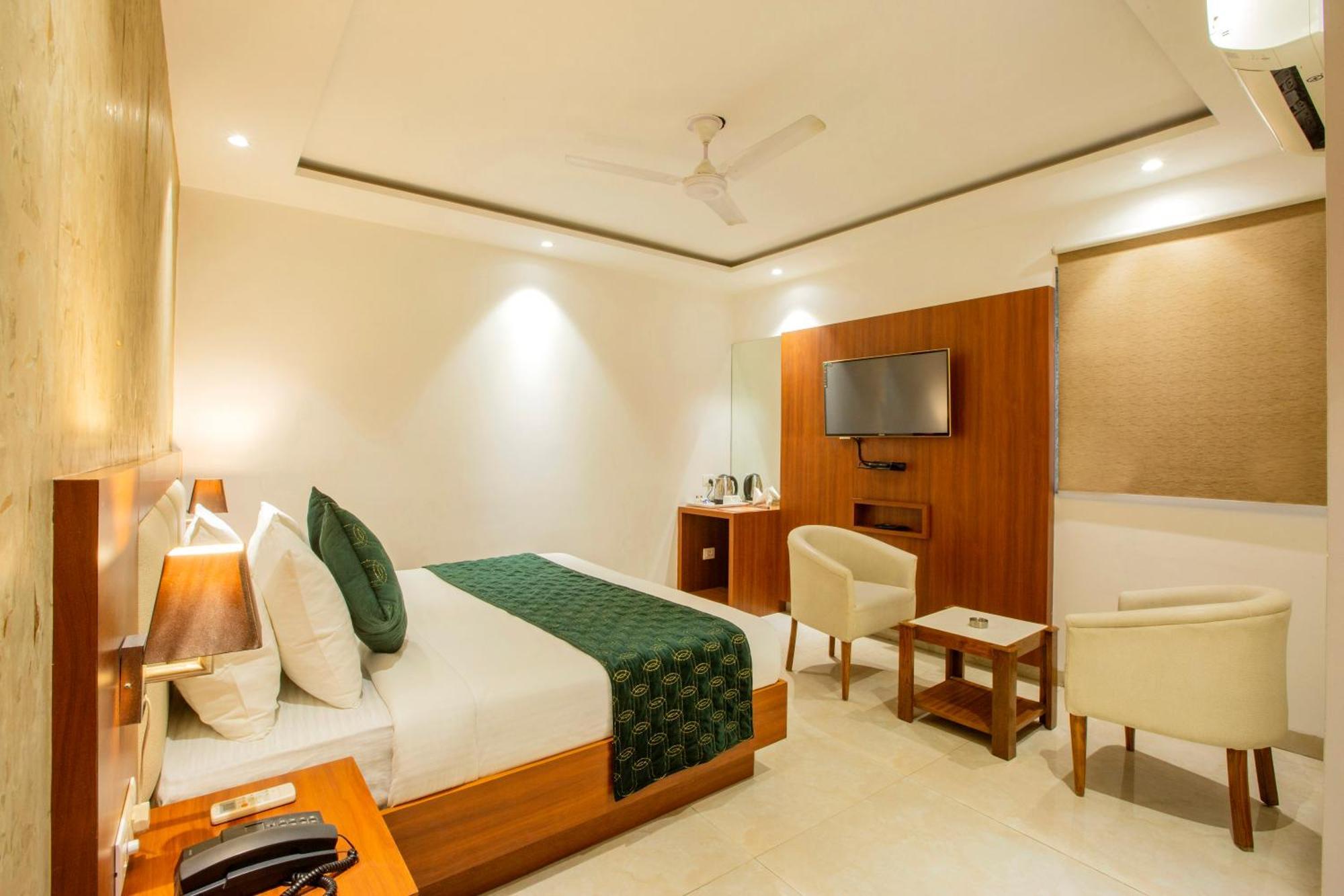 Hotel Arch Suites - Near Aerocity 뉴델리 외부 사진