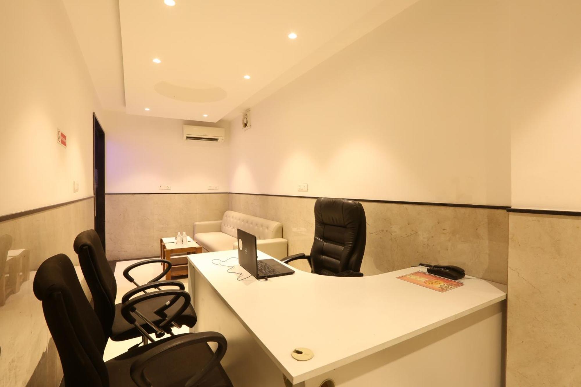 Hotel Arch Suites - Near Aerocity 뉴델리 외부 사진