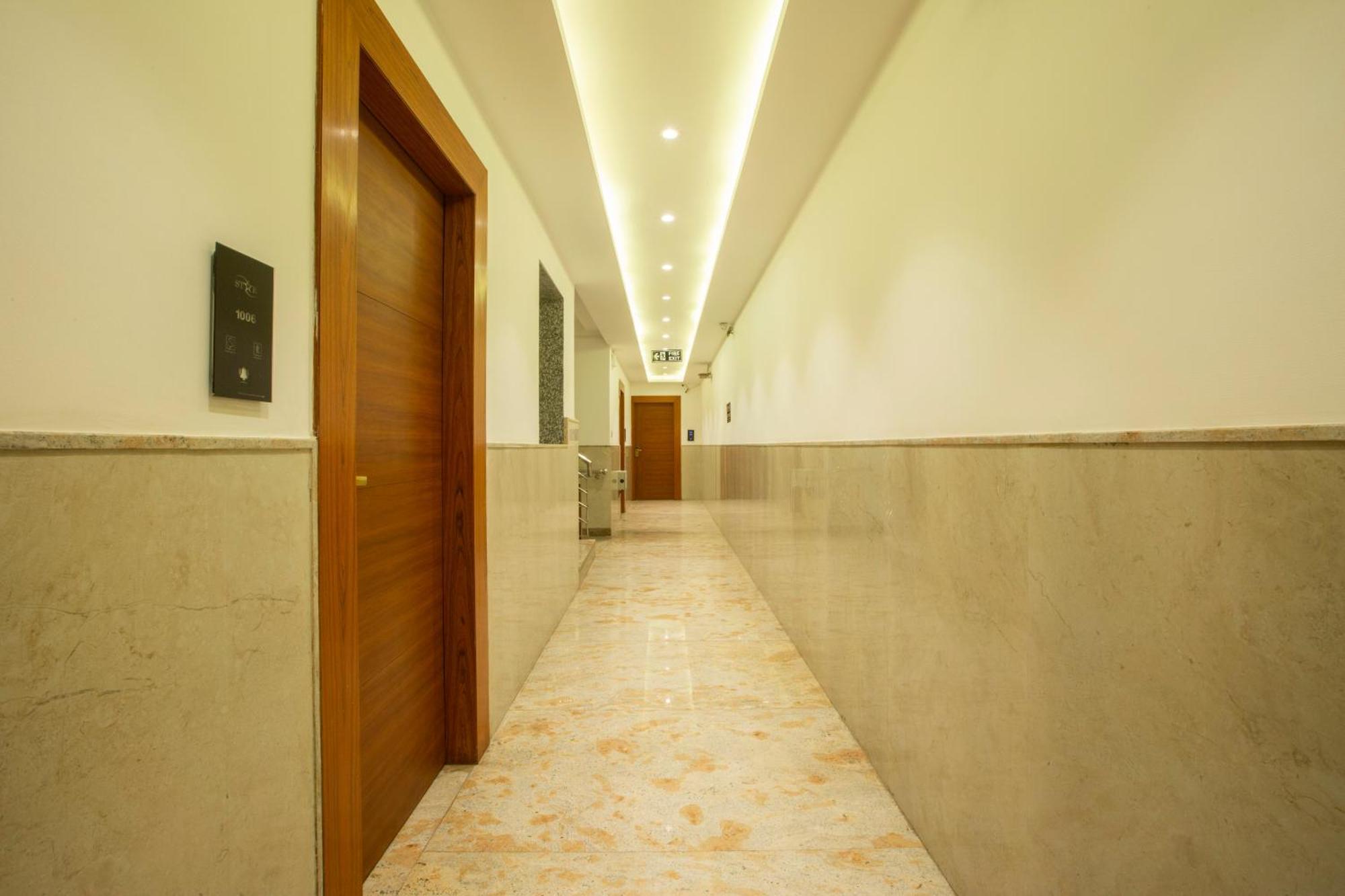 Hotel Arch Suites - Near Aerocity 뉴델리 외부 사진