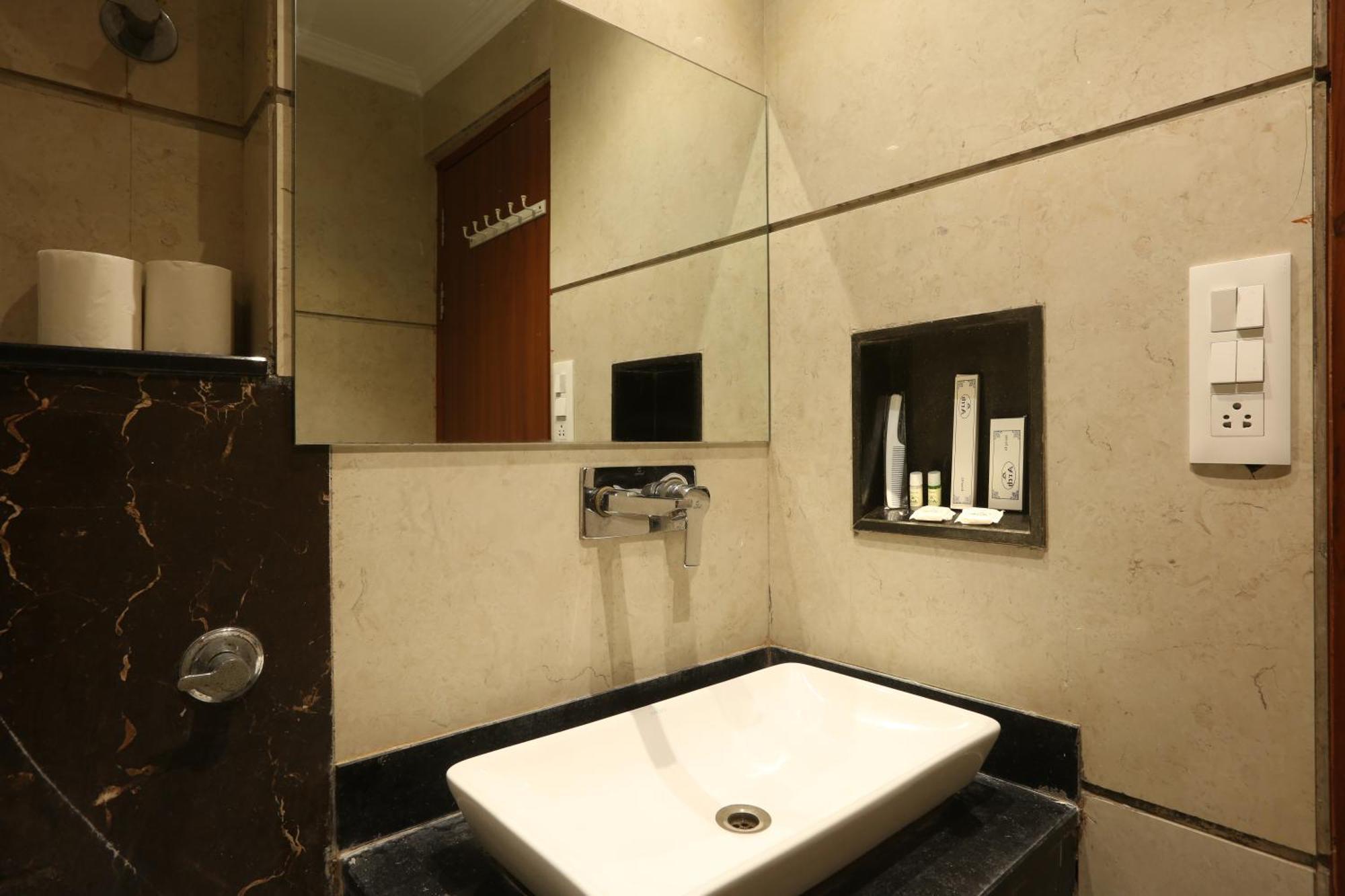 Hotel Arch Suites - Near Aerocity 뉴델리 외부 사진